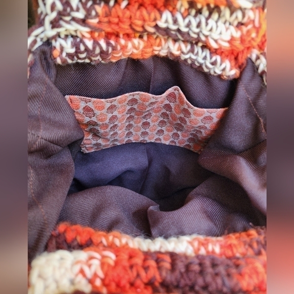 Vintage 70's Crochet Handbag with Arclyic Handles. Like New - Picture 3 of 3